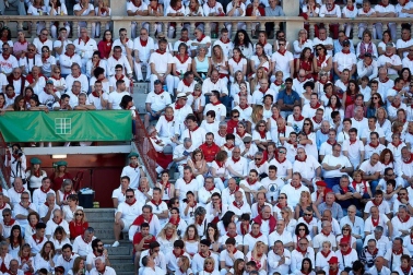 Público asistente a la Plaza de Toros de Pamplona durante la tercera corrida de la Feria del Toro 2019 con la ganadería de José Escolar para los diestros Fernando Robleño, Javier Castaño y Pepe Moral.