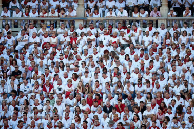 Público asistente a la Plaza de Toros de Pamplona durante la tercera corrida de la Feria del Toro 2019 con la ganadería de José Escolar para los diestros Fernando Robleño, Javier Castaño y Pepe Moral.