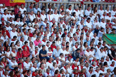 Público asistente a la Plaza de Toros de Pamplona durante la tercera corrida de la Feria del Toro 2019 con la ganadería de José Escolar para los diestros Fernando Robleño, Javier Castaño y Pepe Moral.