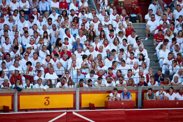 Público asistente a la Plaza de Toros de Pamplona durante la tercera corrida de la Feria del Toro 2019 con la ganadería de José Escolar para los diestros Fernando Robleño, Javier Castaño y Pepe Moral.