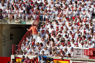 Público asistente a la Plaza de Toros de Pamplona durante la tercera corrida de la Feria del Toro 2019 con la ganadería de José Escolar para los diestros Fernando Robleño, Javier Castaño y Pepe Moral.