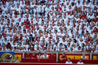 Público asistente a la Plaza de Toros de Pamplona durante la tercera corrida de la Feria del Toro 2019 con la ganadería de José Escolar para los diestros Fernando Robleño, Javier Castaño y Pepe Moral.