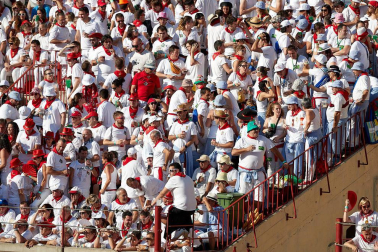 Público asistente a la Plaza de Toros de Pamplona durante la tercera corrida de la Feria del Toro 2019 con la ganadería de José Escolar para los diestros Fernando Robleño, Javier Castaño y Pepe Moral.