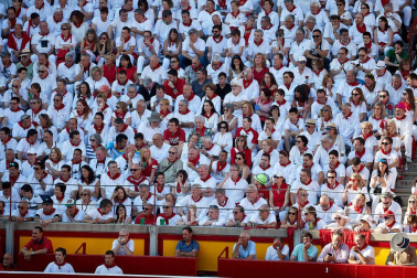 Público asistente a la Plaza de Toros de Pamplona durante la tercera corrida de la Feria del Toro 2019 con la ganadería de José Escolar para los diestros Fernando Robleño, Javier Castaño y Pepe Moral.