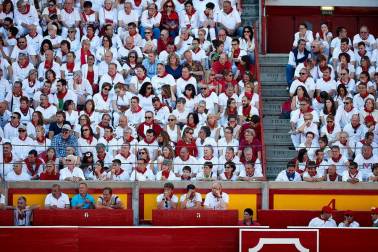 Público asistente a la Plaza de Toros de Pamplona durante la tercera corrida de la Feria del Toro 2019 con la ganadería de José Escolar para los diestros Fernando Robleño, Javier Castaño y Pepe Moral.