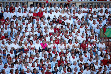 Público asistente a la Plaza de Toros de Pamplona durante la tercera corrida de la Feria del Toro 2019 con la ganadería de José Escolar para los diestros Fernando Robleño, Javier Castaño y Pepe Moral.