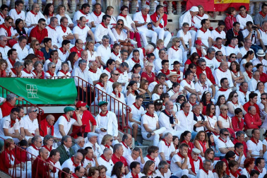 Público asistente a la Plaza de Toros de Pamplona durante la tercera corrida de la Feria del Toro 2019 con la ganadería de José Escolar para los diestros Fernando Robleño, Javier Castaño y Pepe Moral.