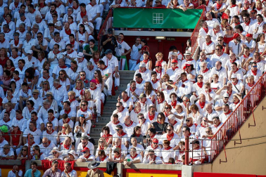 Público asistente a la Plaza de Toros de Pamplona durante la tercera corrida de la Feria del Toro 2019 con la ganadería de José Escolar para los diestros Fernando Robleño, Javier Castaño y Pepe Moral.