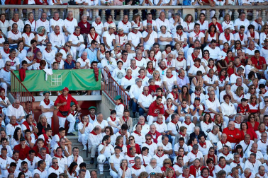 Público asistente a la Plaza de Toros de Pamplona durante la tercera corrida de la Feria del Toro 2019 con la ganadería de José Escolar para los diestros Fernando Robleño, Javier Castaño y Pepe Moral.
