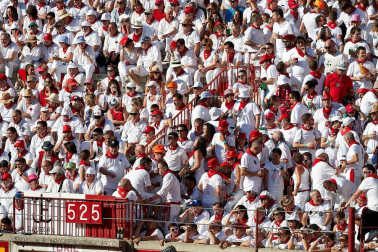 Público asistente a la Plaza de Toros de Pamplona durante la tercera corrida de la Feria del Toro 2019 con la ganadería de José Escolar para los diestros Fernando Robleño, Javier Castaño y Pepe Moral.