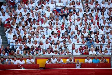 Público asistente a la Plaza de Toros de Pamplona durante la tercera corrida de la Feria del Toro 2019 con la ganadería de José Escolar para los diestros Fernando Robleño, Javier Castaño y Pepe Moral.