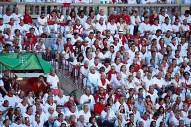 Público asistente a la Plaza de Toros de Pamplona durante la tercera corrida de la Feria del Toro 2019 con la ganadería de José Escolar para los diestros Fernando Robleño, Javier Castaño y Pepe Moral.