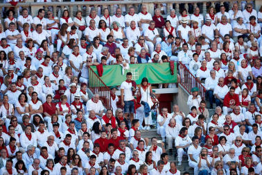 Público asistente a la Plaza de Toros de Pamplona durante la tercera corrida de la Feria del Toro 2019 con la ganadería de José Escolar para los diestros Fernando Robleño, Javier Castaño y Pepe Moral.
