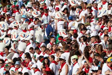 Público asistente a la Plaza de Toros de Pamplona durante la tercera corrida de la Feria del Toro 2019 con la ganadería de José Escolar para los diestros Fernando Robleño, Javier Castaño y Pepe Moral.