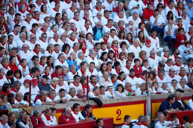Público asistente a la Plaza de Toros de Pamplona durante la tercera corrida de la Feria del Toro 2019 con la ganadería de José Escolar para los diestros Fernando Robleño, Javier Castaño y Pepe Moral.