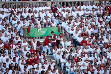 Público asistente a la Plaza de Toros de Pamplona durante la tercera corrida de la Feria del Toro 2019 con la ganadería de José Escolar para los diestros Fernando Robleño, Javier Castaño y Pepe Moral.