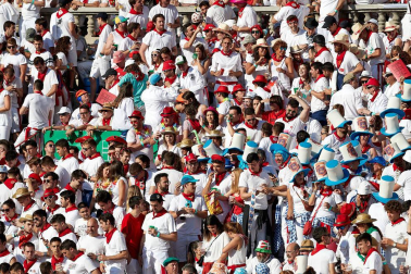 Público asistente a la Plaza de Toros de Pamplona durante la tercera corrida de la Feria del Toro 2019 con la ganadería de José Escolar para los diestros Fernando Robleño, Javier Castaño y Pepe Moral.