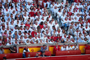 Público asistente a la Plaza de Toros de Pamplona durante la tercera corrida de la Feria del Toro 2019 con la ganadería de José Escolar para los diestros Fernando Robleño, Javier Castaño y Pepe Moral.