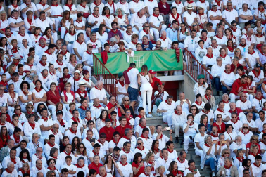 Público asistente a la Plaza de Toros de Pamplona durante la tercera corrida de la Feria del Toro 2019 con la ganadería de José Escolar para los diestros Fernando Robleño, Javier Castaño y Pepe Moral.