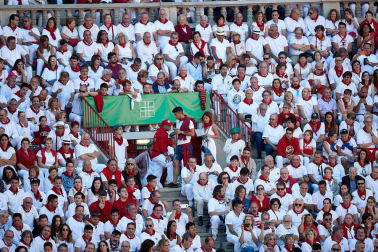Público asistente a la Plaza de Toros de Pamplona durante la tercera corrida de la Feria del Toro 2019 con la ganadería de José Escolar para los diestros Fernando Robleño, Javier Castaño y Pepe Moral.