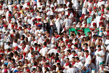 Público asistente a la Plaza de Toros de Pamplona durante la tercera corrida de la Feria del Toro 2019 con la ganadería de José Escolar para los diestros Fernando Robleño, Javier Castaño y Pepe Moral.