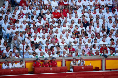 Público asistente a la Plaza de Toros de Pamplona durante la tercera corrida de la Feria del Toro 2019 con la ganadería de José Escolar para los diestros Fernando Robleño, Javier Castaño y Pepe Moral.