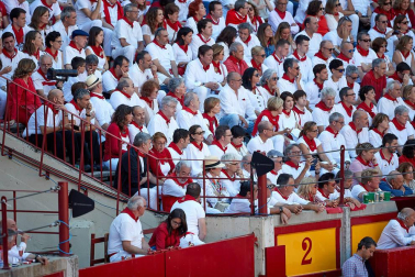 Público asistente a la Plaza de Toros de Pamplona durante la tercera corrida de la Feria del Toro 2019 con la ganadería de José Escolar para los diestros Fernando Robleño, Javier Castaño y Pepe Moral.