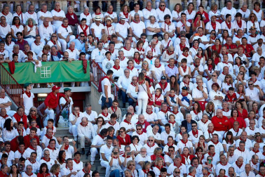 Público asistente a la Plaza de Toros de Pamplona durante la tercera corrida de la Feria del Toro 2019 con la ganadería de José Escolar para los diestros Fernando Robleño, Javier Castaño y Pepe Moral.