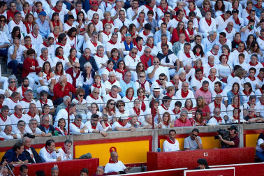 Público asistente a la Plaza de Toros de Pamplona durante la tercera corrida de la Feria del Toro 2019 con la ganadería de José Escolar para los diestros Fernando Robleño, Javier Castaño y Pepe Moral.