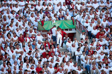 Público asistente a la Plaza de Toros de Pamplona durante la tercera corrida de la Feria del Toro 2019 con la ganadería de José Escolar para los diestros Fernando Robleño, Javier Castaño y Pepe Moral.