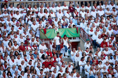 Público asistente a la Plaza de Toros de Pamplona durante la tercera corrida de la Feria del Toro 2019 con la ganadería de José Escolar para los diestros Fernando Robleño, Javier Castaño y Pepe Moral.