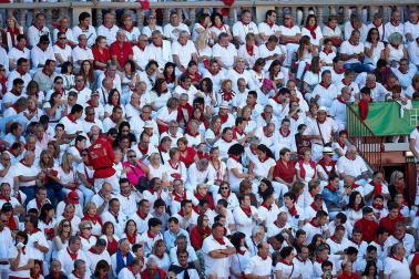 Público asistente a la Plaza de Toros de Pamplona durante la tercera corrida de la Feria del Toro 2019 con la ganadería de José Escolar para los diestros Fernando Robleño, Javier Castaño y Pepe Moral.