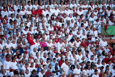 Público asistente a la Plaza de Toros de Pamplona durante la tercera corrida de la Feria del Toro 2019 con la ganadería de José Escolar para los diestros Fernando Robleño, Javier Castaño y Pepe Moral.
