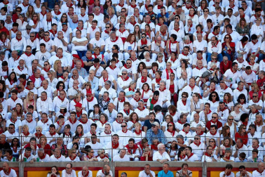 Público asistente a la Plaza de Toros de Pamplona durante la tercera corrida de la Feria del Toro 2019 con la ganadería de José Escolar para los diestros Fernando Robleño, Javier Castaño y Pepe Moral.