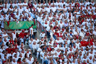 Público asistente a la Plaza de Toros de Pamplona durante la tercera corrida de la Feria del Toro 2019 con la ganadería de José Escolar para los diestros Fernando Robleño, Javier Castaño y Pepe Moral.