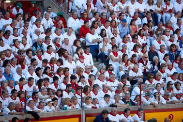 Público asistente a la Plaza de Toros de Pamplona durante la tercera corrida de la Feria del Toro 2019 con la ganadería de José Escolar para los diestros Fernando Robleño, Javier Castaño y Pepe Moral.