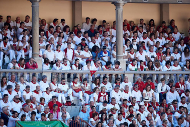 Público asistente a la Plaza de Toros de Pamplona durante la tercera corrida de la Feria del Toro 2019 con la ganadería de José Escolar para los diestros Fernando Robleño, Javier Castaño y Pepe Moral.