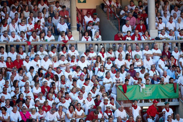 Público asistente a la Plaza de Toros de Pamplona durante la tercera corrida de la Feria del Toro 2019 con la ganadería de José Escolar para los diestros Fernando Robleño, Javier Castaño y Pepe Moral.