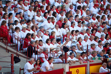 Público asistente a la Plaza de Toros de Pamplona durante la tercera corrida de la Feria del Toro 2019 con la ganadería de José Escolar para los diestros Fernando Robleño, Javier Castaño y Pepe Moral.