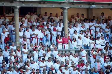 Público asistente a la Plaza de Toros de Pamplona durante la tercera corrida de la Feria del Toro 2019 con la ganadería de José Escolar para los diestros Fernando Robleño, Javier Castaño y Pepe Moral.