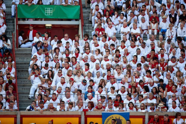 Público asistente a la Plaza de Toros de Pamplona durante la tercera corrida de la Feria del Toro 2019 con la ganadería de José Escolar para los diestros Fernando Robleño, Javier Castaño y Pepe Moral.