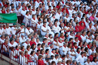Público asistente a la Plaza de Toros de Pamplona durante la tercera corrida de la Feria del Toro 2019 con la ganadería de José Escolar para los diestros Fernando Robleño, Javier Castaño y Pepe Moral.