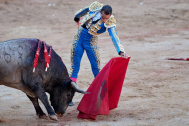 Fotos de la corrida con toros de la ganadería de José Escolar para los diestros Fernando Robleño, Javier Castaño y Pepe Moral