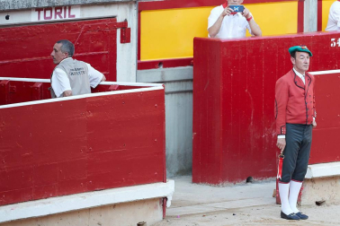 Fotos de la corrida con toros de la ganadería de José Escolar para los diestros Fernando Robleño, Javier Castaño y Pepe Moral