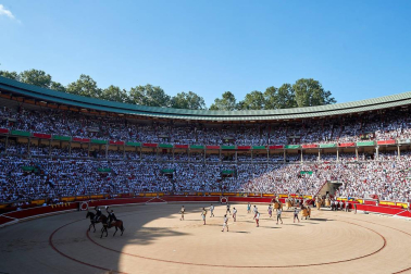 Fotos de la corrida con toros de la ganadería de José Escolar para los diestros Fernando Robleño, Javier Castaño y Pepe Moral
