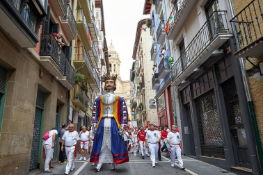 Fotos del recorrido de los gigantes y cabezudos de Pamplona del día 9 de julio de San Fermín 2019