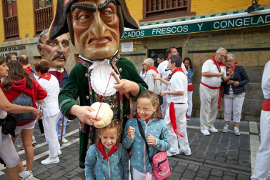 Fotos del recorrido de los gigantes y cabezudos de Pamplona del día 9 de julio de San Fermín 2019