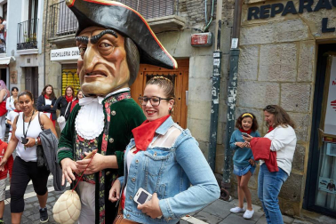 Fotos del recorrido de los gigantes y cabezudos de Pamplona del día 9 de julio de San Fermín 2019