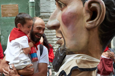 Fotos del recorrido de los gigantes y cabezudos de Pamplona del día 9 de julio de San Fermín 2019