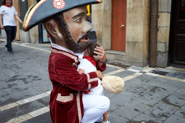 Fotos del recorrido de los gigantes y cabezudos de Pamplona del día 9 de julio de San Fermín 2019